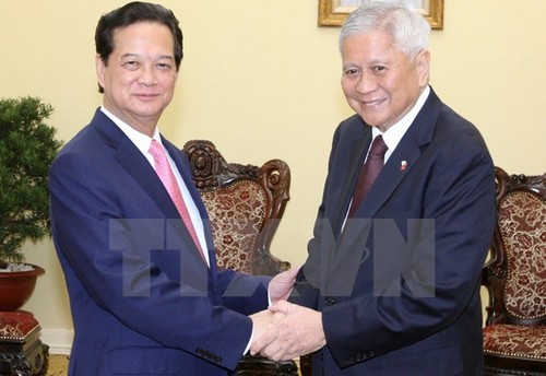 Prime Minister greets Philippine foreign minister - ảnh 1